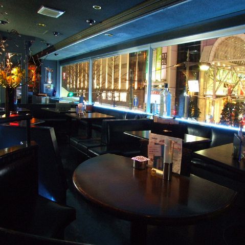 パーティーの演出のプロたちが盛り上げます。